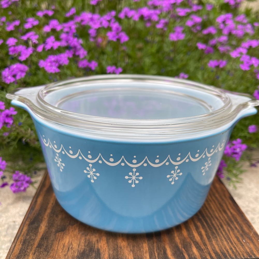 Vintage Pyrex 1 quart Blue Snowflake Garland Pattern Casserole with Clear Lid